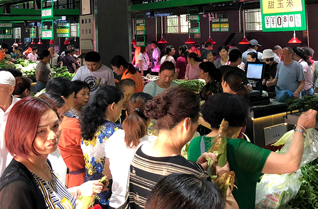 这么热闹我也来一张这空前盛大的流量还吸引了围观的人,照片也被当地